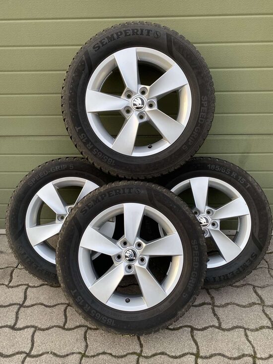 Skoda Fabia (6V) gyári 15"-os könnyűfém felni szett, 185/65 R15 téli gumikkal